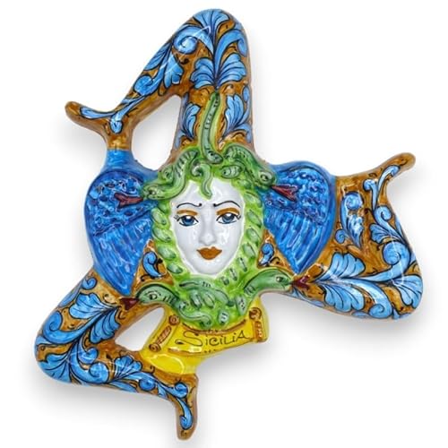 SICILIA BEDDA CAPACI Trinacria aus sizilianischer Keramik – H ca. 35 x 35 cm. Blaue Barockdekoration auf ockerfarbenem Hintergrund SICILIA BEDDA CAPACI Trinacria aus sizilianischer Keramik – H ca. 35 x 35 cm. Blaue Barockdekoration auf ockerfarbenem Hintergrund von SICILIA BEDDA CAPACI