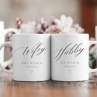 Personalisiertes Hochzeitsgeschenk Tassen Mrs/Mr Geschenk Zur Hochzeit Personalisierte Hochzeitsgeschenkidee Hubby Und Wifey Wedding von SIMASIMPLETHINGS
