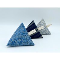 3 Lavendelsäckchen - Lavendel-Pyramiden | Blau Gemustert 3 Lavendelsäckchen - Lavendel-Pyramiden | Blau Gemustert von SINSANAhandmade