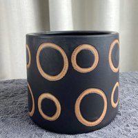 Schwarzer Keramik-Pflanztopf mit braunem Kreismuster, handgefertigte Textur – ideal für die Inneneinrichtung, Hängegärten, bietet Pflanzen stabilen Schwarzer Keramik-Pflanztopf mit braunem Kreismuster, handgefertigte Textur – ideal für die Inneneinrichtung, Hängegärten, bietet Pflanzen stabilen von SJQKA