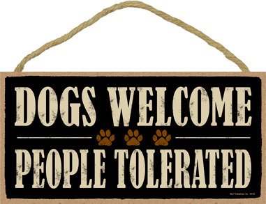 (sjt94125) Dogs Welcome People Tolerated 5 x 10 Holz Schild von SJT. von SJT ENTERPRISES, INC.