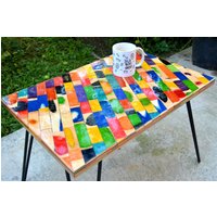 Couchtisch Aus Recycling-Skateboard Farbenfrohe Kunst Mit Hairpin-Legs von SK8RINGS