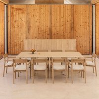 SKLUM Rechteckiges Tischset 240x100 cm in Chelsea Zement und 10 Saira Gartenstühle aus Akazienholz mit Armlehnen von SKLUM