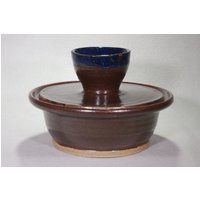 Dunkelbraune Steinzeug Keramik Deckeldose Auflaufform Schüssel Mit Nachtblau Akzent Auf Dem Griff von SKWebsterPotteryLab