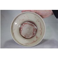 Khaki Hand Geworfen Keramikschale Mit Rubinrot Highlights von SKWebsterPotteryLab