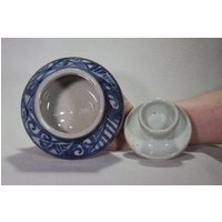 Kleine Kiva Geformt Weiß Steingut Topf Mit Blau-Schwarzen Unterglasur-Dekoration Und Geschnitztem Deckel von SKWebsterPotteryLab