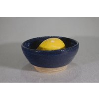 Leben Zitrone in Eine Blaue Schale, Steinzeug Fest Montiert Einem Steingut-Schale von SKWebsterPotteryLab