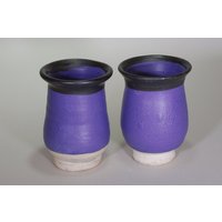 Paar Lila Rad Geworfen Steinzeug Keramik Gefäße Mit Schwarzen Trim von SKWebsterPotteryLab