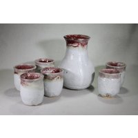 Rustikale Weißen Und Roten Steinzeug-Karaffe Mit Sechs Kleinen Tassen von SKWebsterPotteryLab