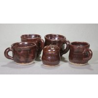 Satz Von 4 Miniatur Steinzeug Tassen Und Deckel Zuckerdose in Rötlich Braun von SKWebsterPotteryLab