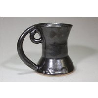 Schwarze Get-Keep-Grow Steinzeug Keramiktasse Mit Feedback Loop Griffen von SKWebsterPotteryLab