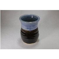 Trinkglas Aus Schwarzem Und Blauem Steingut Trinkglas Aus Schwarzem Und Blauem Steingut von SKWebsterPotteryLab