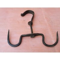 Alte Antike Primitive Handgeschmiedete Schmiedeeiserne Hakenaufhänger Stark 19 Jahrhundert von SMELLOFVINTAGETOOLS