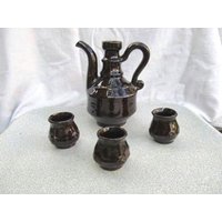 Alter Vintage Keramik Glasierter Krug Dekanter Mit 3 Gläsern Bechern von SMELLOFVINTAGETOOLS