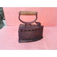 Altes Antikes Primitives Handkohleeisen Für Kleidung Mit Holzgriff von SMELLOFVINTAGETOOLS