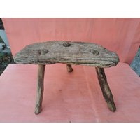 Antiker Primitiver Alter Handgeschnitzter Holzstuhl Für Ein Kind von SMELLOFVINTAGETOOLS