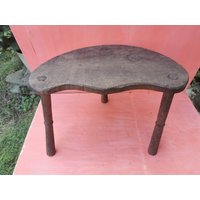 Antiker Primitiver Alter Handgeschnitzter Holzstuhl Für Ein Kind von SMELLOFVINTAGETOOLS