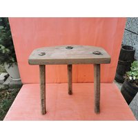 Antikes Primitiv Altes Handgeschnitztes Stuhl Stativ Aus Holz von SMELLOFVINTAGETOOLS