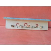 Seltene Antike Primitive Holzwandhänger Handgeschnitzte Interessante Aufhänger Handbemalt von SMELLOFVINTAGETOOLS