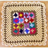 Handgestrickte Oma Quadrat Tischläufer Platz Multicolor Häkeln, Stricken, Gestrickte Tischdecke, Gehäkelte Tischdecken Handgestrickte Oma Quadrat Tischläufer Platz Multicolor Häkeln, Stricken, Gestrickte Tischdecke, Gehäkelte Tischdecken von SMPersianArt