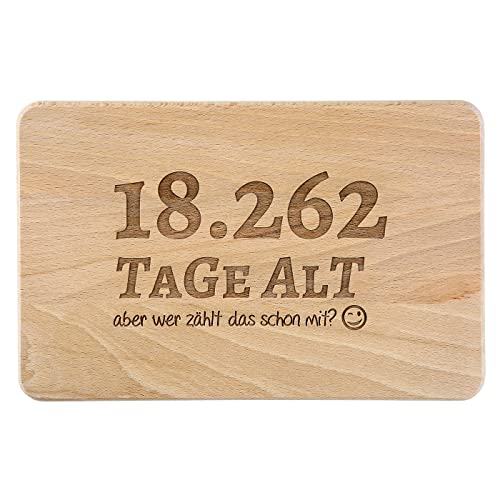 Brotzeitbrett mit Spruch zum 50. Geburtstag - Tage alt…aber wer zählt das schon mit? - Schneidbrett mit Alter in Tagen - Geburtstags-Geschenk - Schneidbrett | Maße: 22x14x1 cm (50. Geburtstag) von SNEG