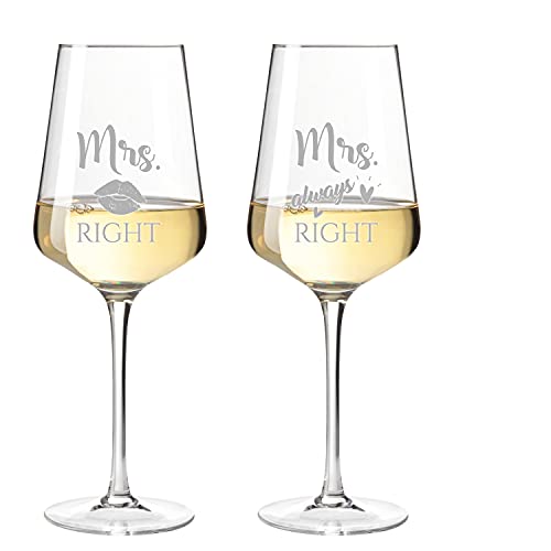 Glas mit Gravur als Hochzeitsgeschenk für gleichgeschlechtliches Paar - Geschenk für homosexuelles Hochzeitspaar | Hochwertiges Sektglas oder Weinglas (Weißweinglas (2er Set), Motiv "Mrs. & Mrs.") von SNEG