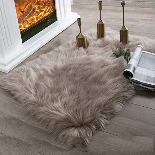 SODKK Nachahmung Lammfell Teppich Sofa Matte, mit 8 waschbare Anti-Rutsch Teppich Aufkleber Flauschiger für Als Faux Bett Vorleger (Khaki 150 x 180 cm) von SODKK