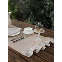 Beiger Leinen Tischläufer Mit Rüschensaum Vintage Tischdekoration von SOLEBOHO