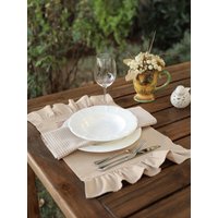 Rustikales Beige Leinen Tischset Set Geraffte Wasserdichte Tischdekoration von SOLEBOHO
