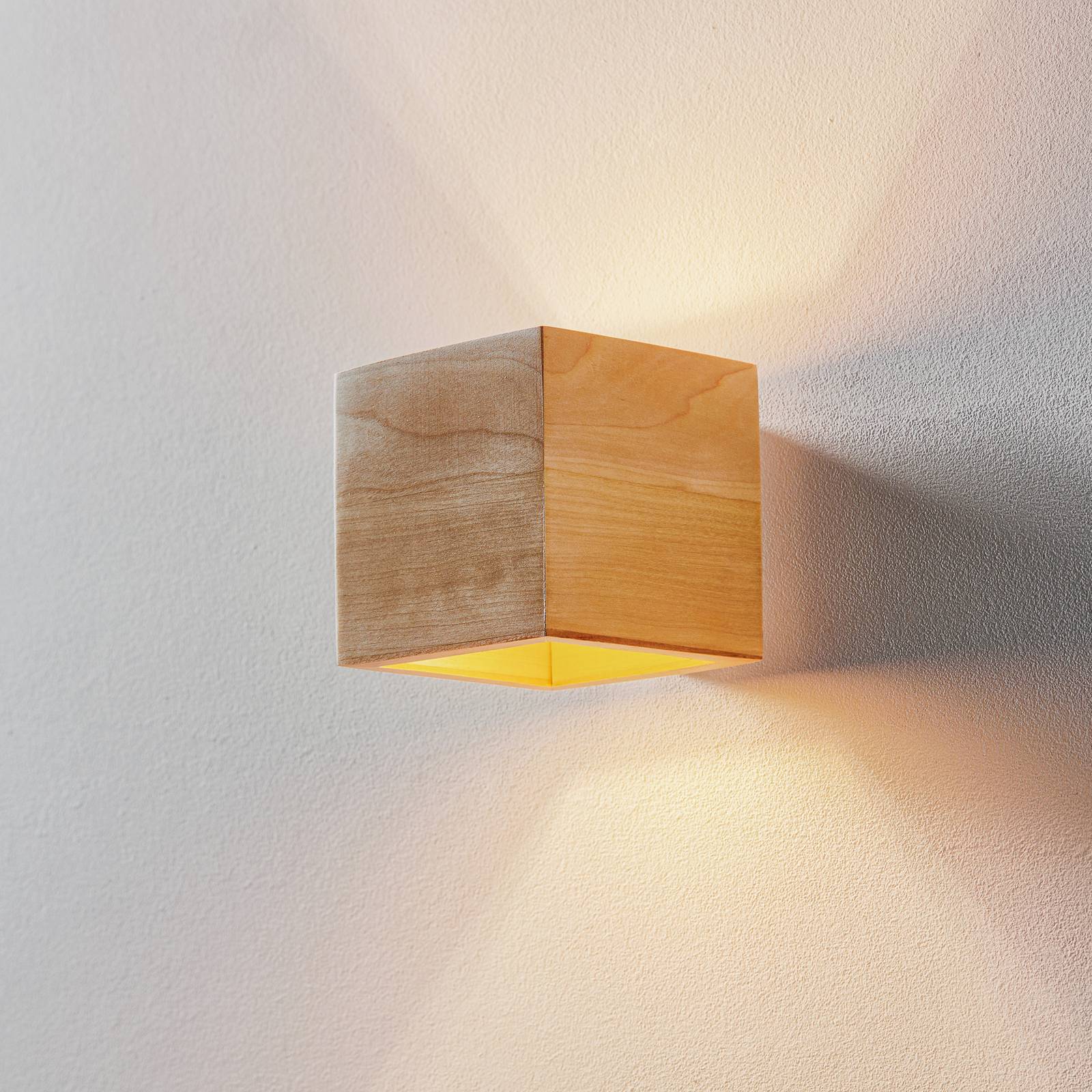 Wandleuchte Ara als Würfel aus Holz von SOLLUX LIGHTING