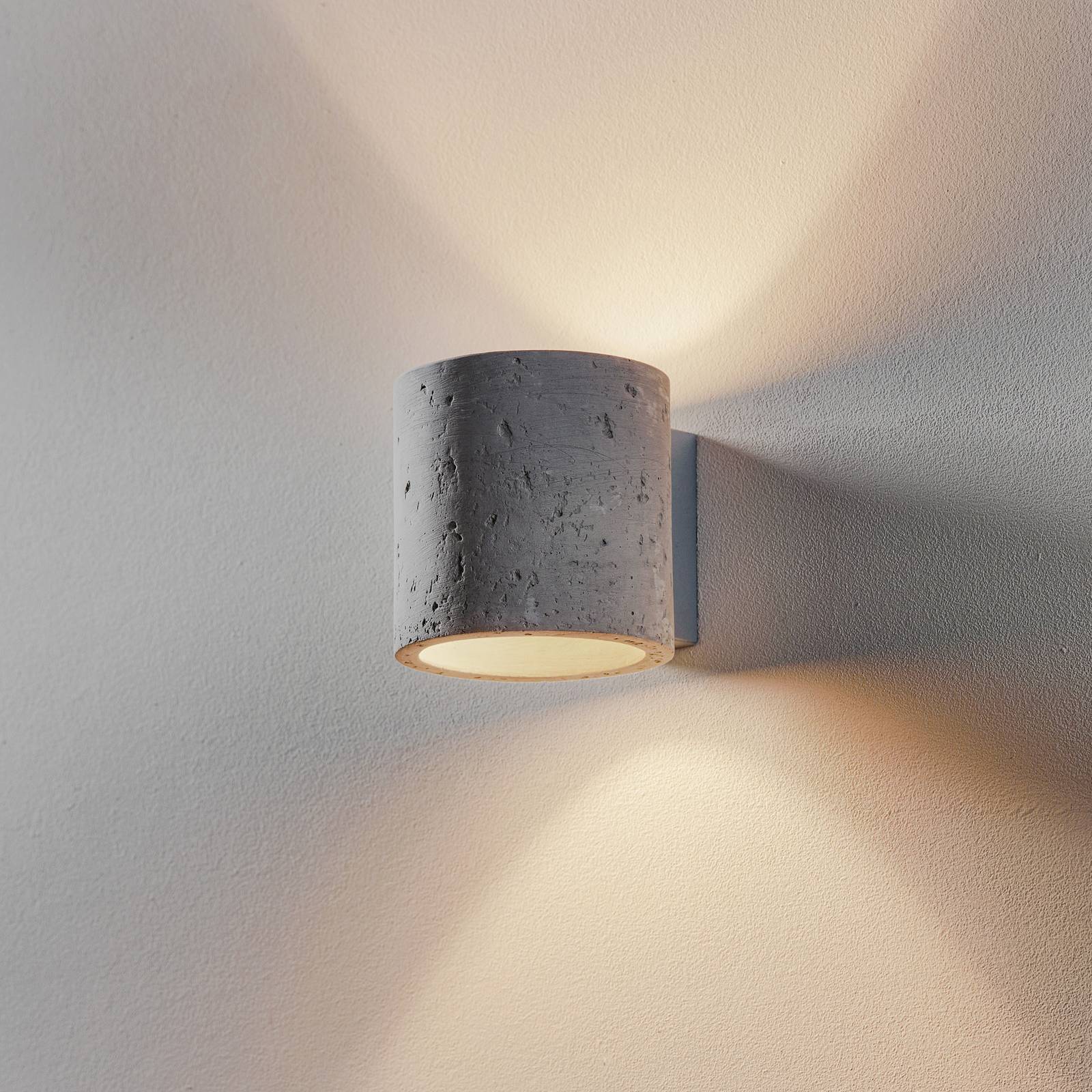 Wandleuchte Ara als Zylinder aus Beton von SOLLUX LIGHTING