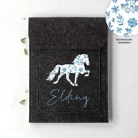 Equidenpasshülle Design "Isländer #10 + Name" | Anthrazit Oder Hellgrau Geschenk, Geschenkidee, Pferd, Pferdemädchen, Blumen, Islandpferd von SOLLYOnlineShop