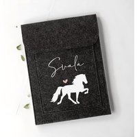 Equidenpasshülle Design "Isländer #4 + Name" | Anthrazit Oder Hellgrau Geschenk, Geschenkidee, Pferd, Pferdemädchen, Isländer, Islandpferd Equidenpasshülle Design "Isländer #4 + Name" | Anthrazit Oder Hellgrau Geschenk, Geschenkidee, Pferd, Pferdemädchen, Isländer, Islandpferd von SOLLYOnlineShop
