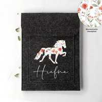 Equidenpasshülle Design "Isländer #9 + Name" | Anthrazit Oder Hellgrau Geschenk, Geschenkidee, Pferd, Pferdemädchen, Blumen, Islandpferd von SOLLYOnlineShop