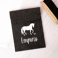 Equidenpasshülle Design Pferd #1 + Name" | Anthrazit Oder Hellgrau Geschenk, Geschenkidee, Pferd, Pferdemädchen, Passhülle, Pferdepass Equidenpasshülle Design Pferd #1 + Name" | Anthrazit Oder Hellgrau Geschenk, Geschenkidee, Pferd, Pferdemädchen, Passhülle, Pferdepass von SOLLYOnlineShop