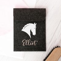 Equidenpasshülle Mit Name Für Pferde-Pass Als Geschenk Reiter Und Pferd | Personalisierte Pferdepass-Hülle Pferdekopf & Wunschtext Equidenpasshülle Mit Name Für Pferde-Pass Als Geschenk Reiter Und Pferd | Personalisierte Pferdepass-Hülle Pferdekopf & Wunschtext von SOLLYOnlineShop