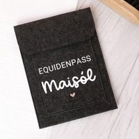 Equidenpasshülle Mit Name Für Pferde-Pass Als Geschenk Reiter Und Pferd | Personalisierte Pferdepass-Hülle Wunschtext Equidenpasshülle Mit Name Für Pferde-Pass Als Geschenk Reiter Und Pferd | Personalisierte Pferdepass-Hülle Wunschtext von SOLLYOnlineShop