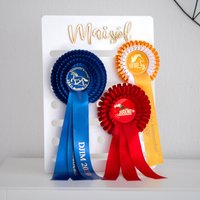 Turnierschleifen-Aufsteller Mit Name | Schleifen, Turnier, Erinnerungen, Schleifenhalter, Pferd, Islandpferd, Pony Dressur, Springreiten Turnierschleifen-Aufsteller Mit Name | Schleifen, Turnier, Erinnerungen, Schleifenhalter, Pferd, Islandpferd, Pony Dressur, Springreiten von SOLLYOnlineShop