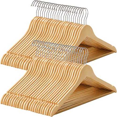 SONGMICS Kleiderbügel Holz, 50er Set, Bügel aus Massivholz, Einkerbungen im Schulterbereich, Rutschfester Hosensteg, um 360° drehbarer Haken, für Anzüge, Hemden, naturfarben-silbern CRW001-50 von SONGMICS