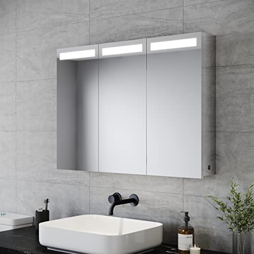 SONNI Spiegelschrank mit LED Beleuchtung 90 x 65 cm Dreitüriger Edelstahl Badezimmer Spiegelschrank mit Steckdose und Kippschalter, Scharnier Design, IP44 von SONNI