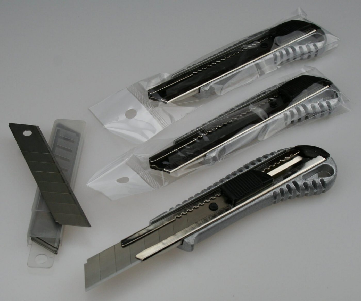 Cuttermesser 3 Cuttermesser Alu + 10 Cutter Abbrechklingen im Köcher von OTTO