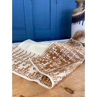 Jaquard Gewebte Tischdecke Pastell Gelb Mit Braunen Ornamenten/Schweres Material Mischgewebe 60Er Must Have Retro Mid Century von SOSOSCHOEN