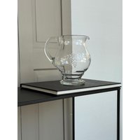 True Vintage Glaskrug I 1970S Boho Living Retro Limonadenkrug Wasserkrug Aus Glas Handgeschliffenes Florales Design Bar Cart von SOSOSCHOEN