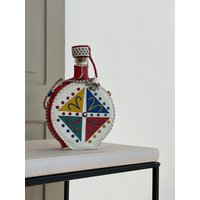 Vintage Feldflasche/Handbesticktes Leder Retro Flasche Glas West Balkan Schnapsflasche Handmade Buntes Muster 1970S von SOSOSCHOEN