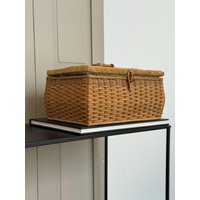Vintage Nähkästchen Geflochten/Aufbewahrungsbox Nähutensilien Rattan Nähkasten Bestückt Befüllt Mit Garnen in Verschiedenen Farben Vintage Nähkästchen Geflochten/Aufbewahrungsbox Nähutensilien Rattan Nähkasten Bestückt Befüllt Mit Garnen in Verschiedenen Farben von SOSOSCHOEN