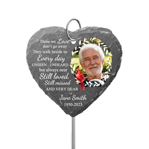 SOUFEEL Plaque Funeraire Personnalisable Avec Piquet Crochet, Plaque Mortuaire Personnalisée Avec Photo, Nom et Texte, Pierres Tombales Commémoratif Personnalisé, 10x10cm SOUFEEL Plaque Funeraire Personnalisable Avec Piquet Crochet, Plaque Mortuaire Personnalisée Avec Photo, Nom et Texte, Pierres Tombales Commémoratif Personnalisé, 10x10cm von SOUFEEL