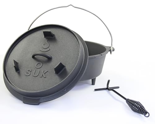 SOUK ONE Dutch Oven Set [12 L] - Eingebrannter Gusstopf mit Füßen Feuertopf aus Gusseisen mit praktischem Deckelheber und Edelstahl Untersetzer (12 Liter) von SOUK ONE