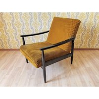 Vintage Gelber Stoff/Holz Sessel Mit Federn Made in Jugoslawien Den 1960Er Jahren Mid-Century Cocktail Lounge Niedrige Sitzmöbel Ausruhen von SOULnPEPPER