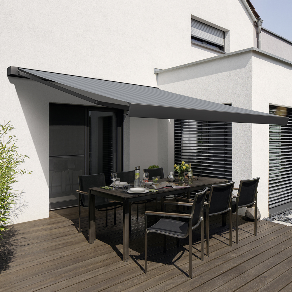 WAREMA Kassettenmarkise Terrea K50 | 4x3 m | Stoff: grau gestreift | Gestell: Anthrazit | Bedienung: WMS Funkmotor inkl. Handsender WAREMA Kassettenmarkise Terrea K50 | 4x3 m | Stoff: grau gestreift | Gestell: Anthrazit | Bedienung: WMS Funkmotor inkl. Handsender von SOWERO