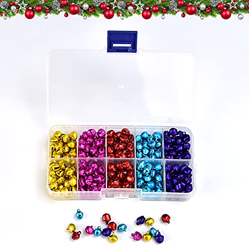 SPEACOUR 300 Stück Bunte Weihnachtsglocken 8mm kleine Bastelglocken Mini Metall Glocken Farbige Kleine Glocken Bunte Glocken mit Aufbewahrungsbox für Weihnachten, Party Dekorationen (5 Farben) von SPEACOUR